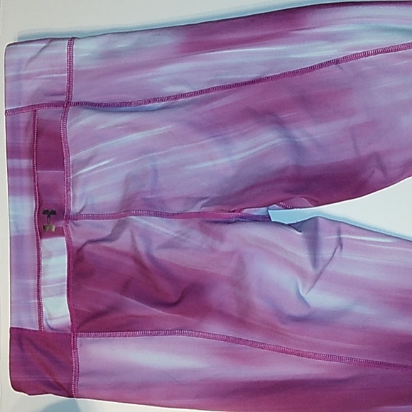EUC Women's Under Armour Purple Ombre Athletic stretch Capri pants - Picture 10 of 12